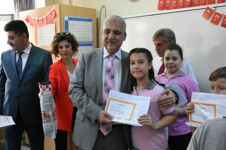 Vali Güvençer, Öğrencilerin Karne Heyecanına Ortak Oldu