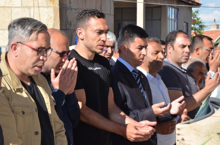 Milli Futbolcu Mevlüt Erdinç’in Babası Toprağa Verildi