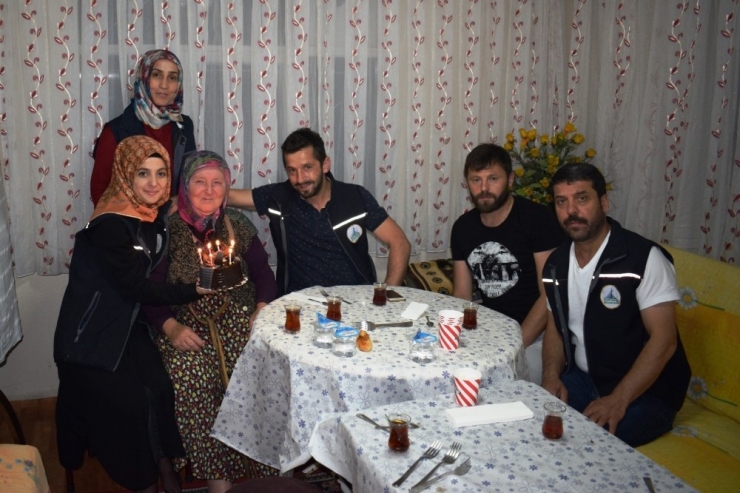90 Yaşında İlk Doğum Gününü Alo Evlat Ekibiyle Kutladı