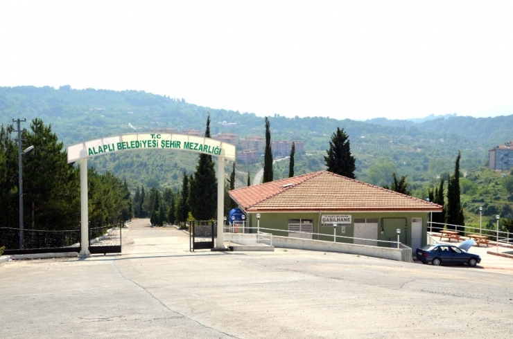 Ramazan Bayramı Öncesi Mezarlıklarda Çevre Temizliği