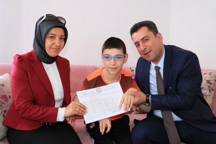 Serebral Palsi Hastası Üçüzlerin Evde Karne Sevinci