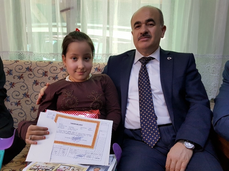 Evlerinde Karne Aldılar