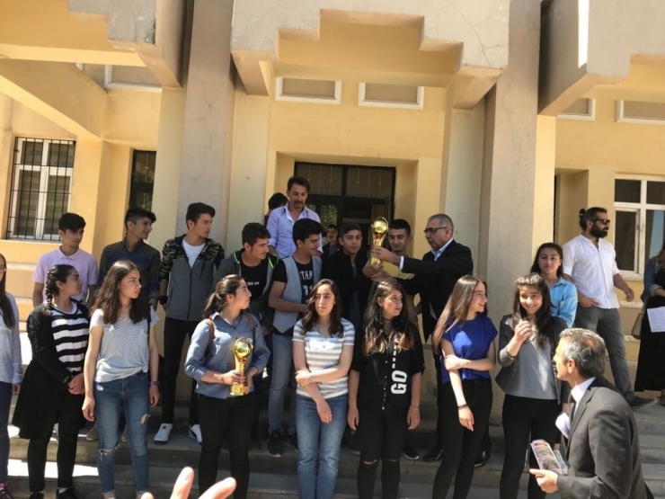 Van’da Hokey, Şampiyonluk Kupaları Verildi