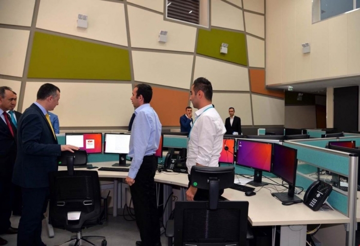 Vali Büyükakın 112 Acil Çağrı Merkezi’ni Ziyaret Etti