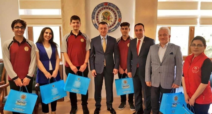 Vali Büyükakın, Başarılı Öğrencileri Makamında Kabul Etti