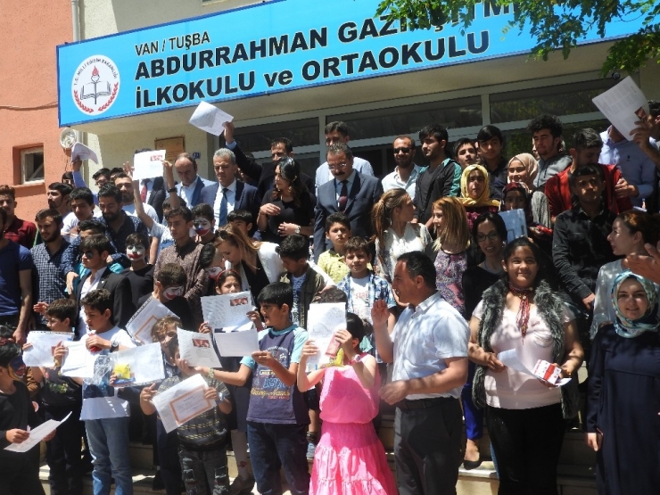 Tuşba Kaymakamı Uçar Karne Dağıtım Törenine Katıldı