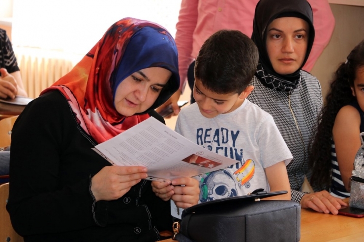 Yozgat’ta Öğrenciler Karne Heyecanı Yaşadı