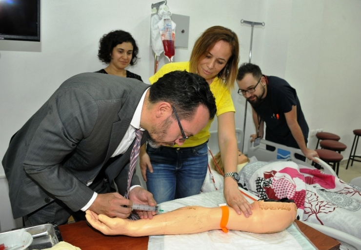 Adü Tıp Fakültesi Öğrencileri Simülasyon Laboratuvarında