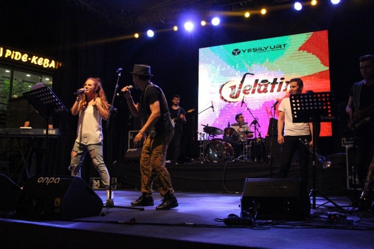 "Fasl-ı Şahane"de Jelatin Sahne Aldı