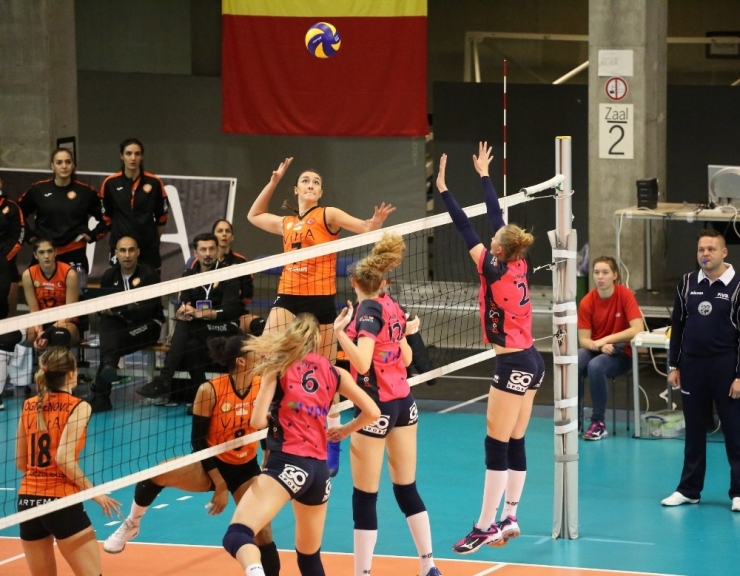 Eczacıbaşı, Hande Ve Yasemin’i Kiraladı