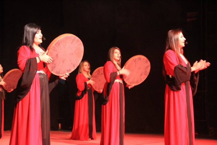 Hakkari’de Reng-i Hakkari Rüzgarı Esti