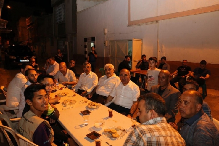 Ak Partililer Sahura Kadar Seçim Çalışması Yapıyor