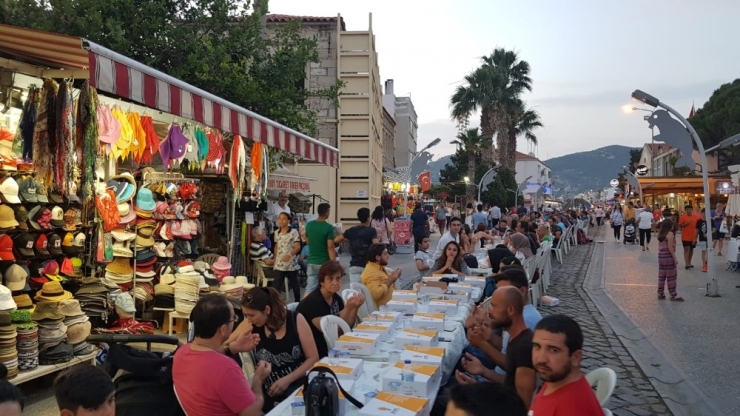 Foça Ak Parti’den Dev İftar Sofrası