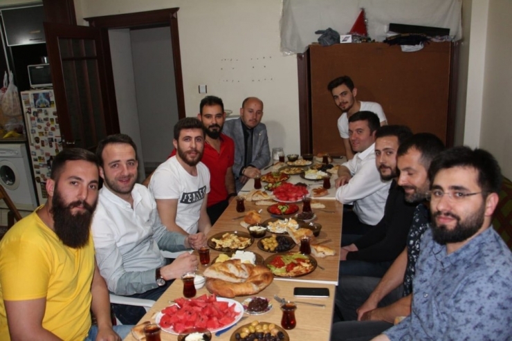 Ak Parti’li Aday Sahuru Öğrencilerle Yaptı