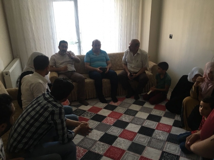 Gezer, Cumhurbaşkanına Destek İçin Kapı Kapı Geziyor