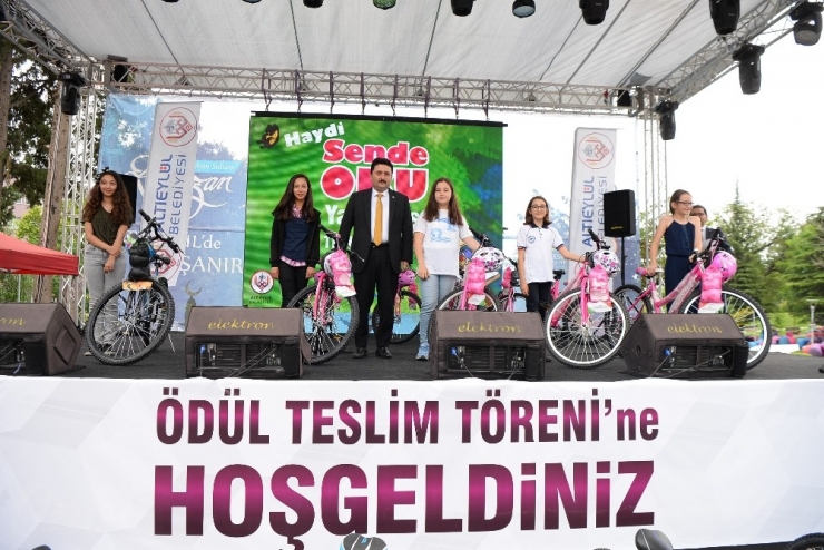 Kitap Okuyan Öğrencilere Bisiklet