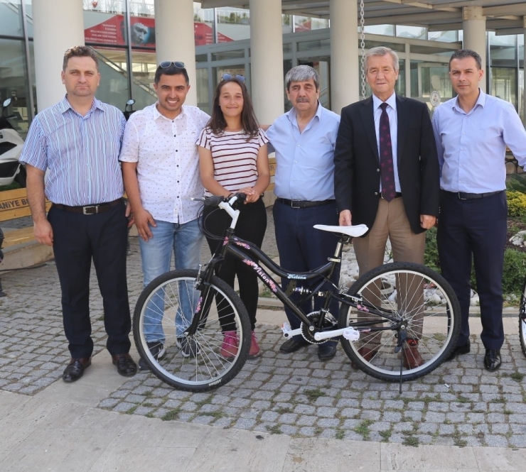 Başkan Uysal, En Çok Kitap Okuyan Öğrenciye Bisiklet Hediye Etti