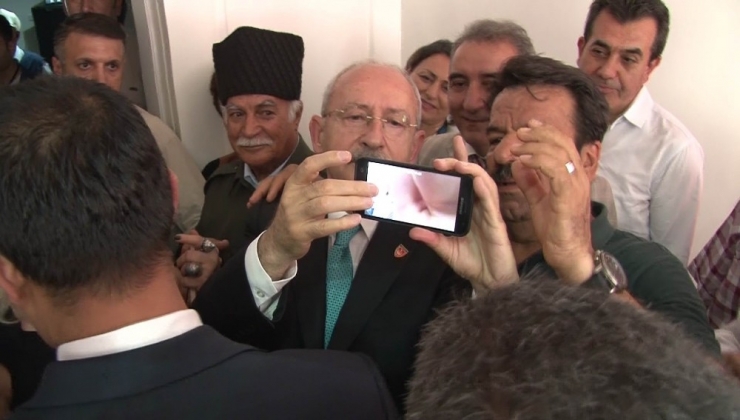 Kılıçdaroğlu’nun Selfie Çekme Mücadelesi