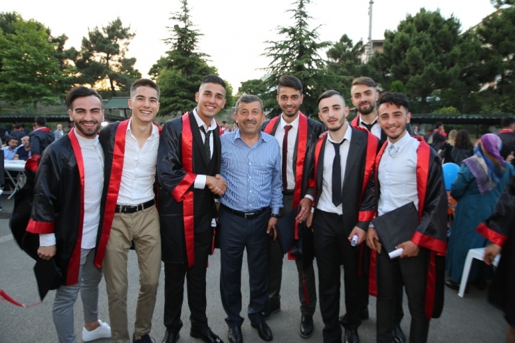 Başkan Karabacak, Mezun Olan Öğrencilerle İftar Yemeğinde Buluştu
