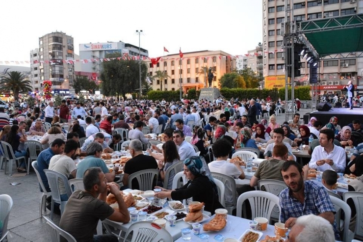Kütahyalılardan Bornova Meydanı’nda İftar