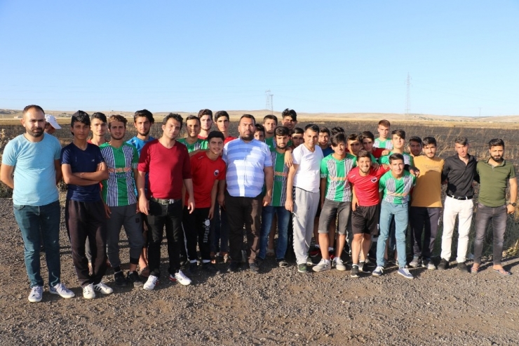 Futbolcular Çıkan Yangına Müdahale Etti