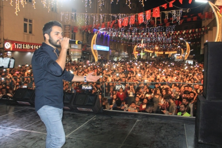 Sanatçı Yusuf Güney Hakkari’de Konser Verdi