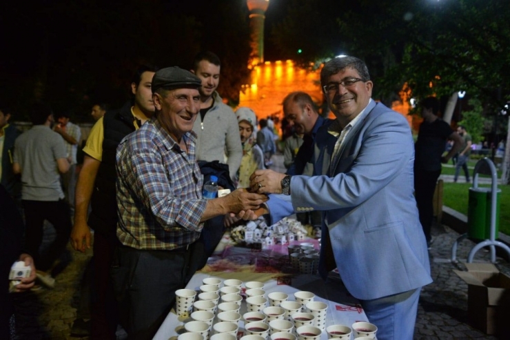 Başkan Can’dan Vatandaşlara Osmanlı Şerbeti Ve Lokum İkramı