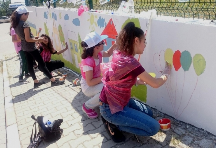 Dış Duvarlar Çevre Temalı Resimlerle Süslendi