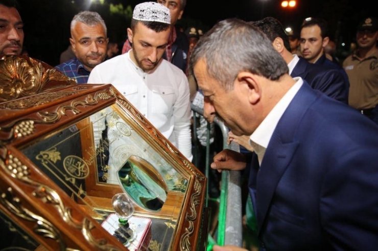 Kadir Gecesi’nde Kutsal Emanetler İzdihamı