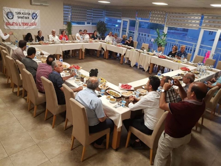 Türk Kültür Sanat Sen Üyesi Memurlar İftarda Bir Araya Geldiler