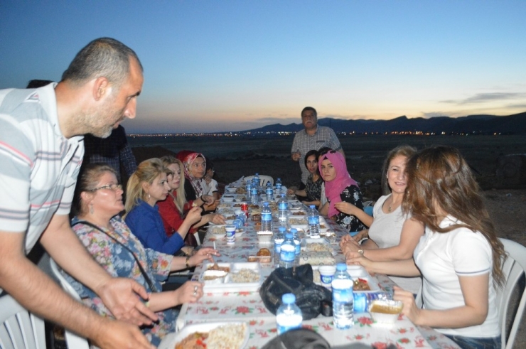 Kadınlar Ekti, Kadınlar Biçti