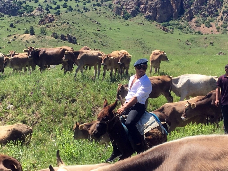 Nusret’in Erzurum’da Açılış Öncesi Eşeğe Binme Görüntüleri Büyük İlgi Gördü