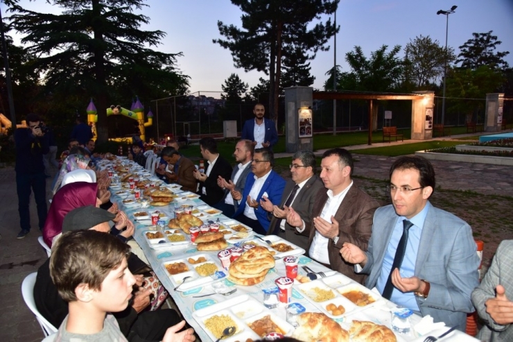 Bilecik Belediyesi’nden İl Protokol Üyelerine İftar