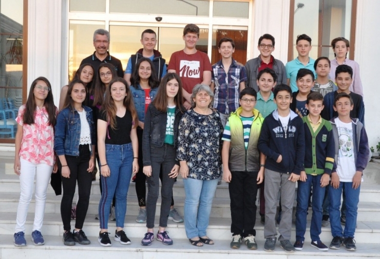 İlkokul Öğretmeninden Mezun Ettiği Öğrencilerine Yıllar Sonra İftar Sürprizi