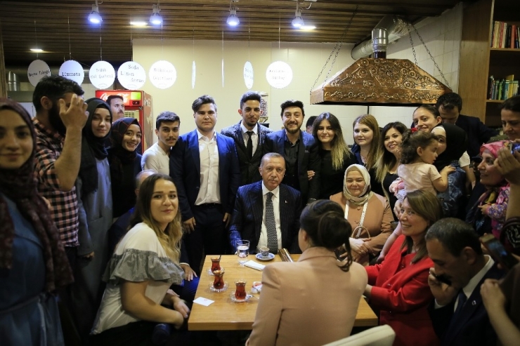 Cumhurbaşkanı Erdoğan’dan ’Kıraathane’ Ziyareti