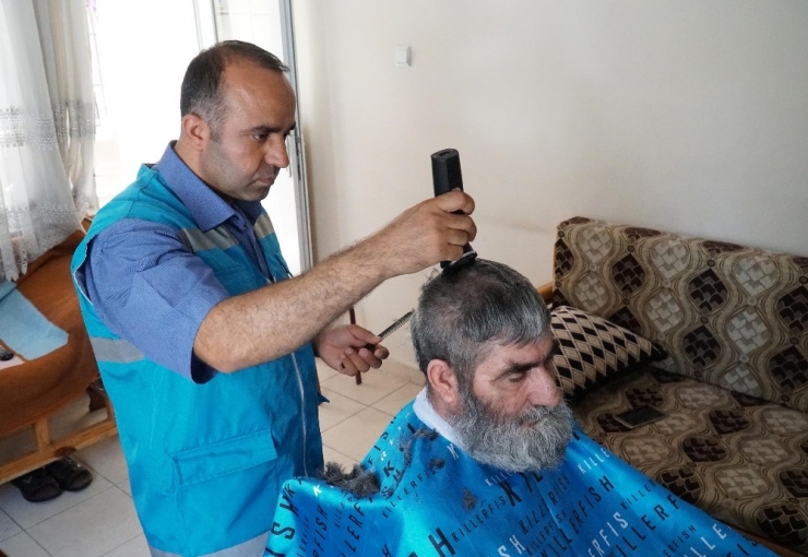 Bayram Öncesi Yaşlılara Tıraş Hizmeti
