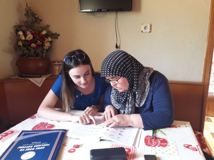 4 Çocuk 9 Torun Sahibi Kadın, Okuma Yazmayı Evinde Öğreniyor
