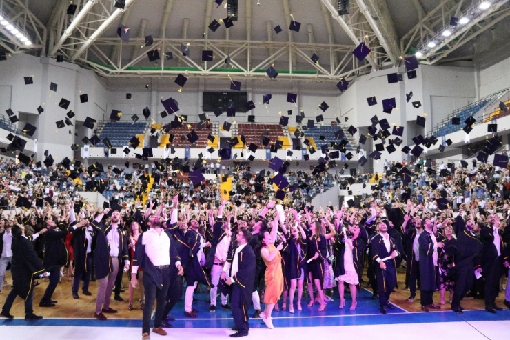 Toros Üniversitesi’nde Mezuniyet Coşkusu