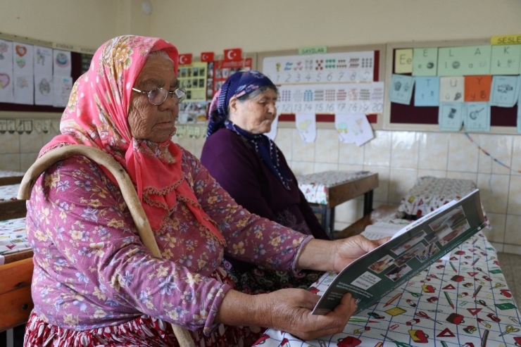 80’lik Ninelerin Okuma Azmi