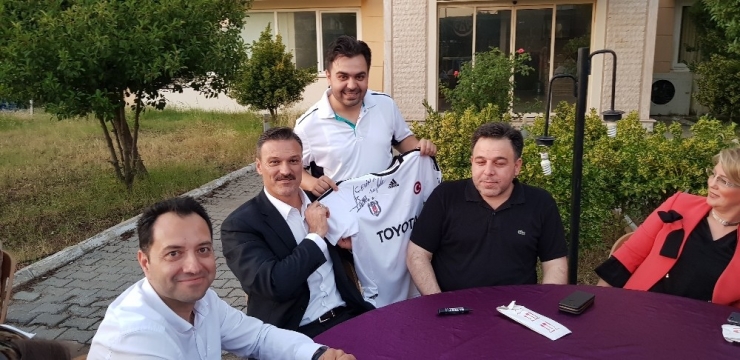 Ak Parti İzmir Milletvekili Adayı Milli Futbolcu Alpay Özalan Tire’de Vatandaşlarla Buluştu