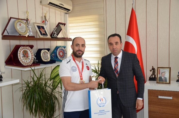 Bilecikli Güreş Antrenörü Türkiye Birincisi