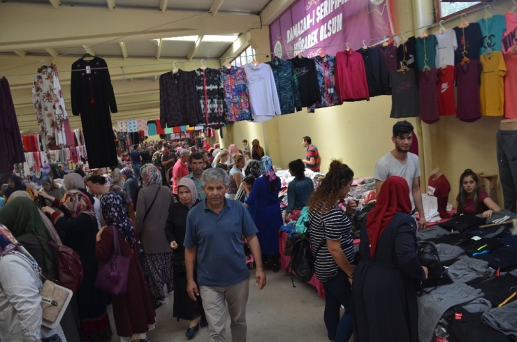 Bilecik’te Bayram Öncesi Giyim Pazarı Doldu Taştı
