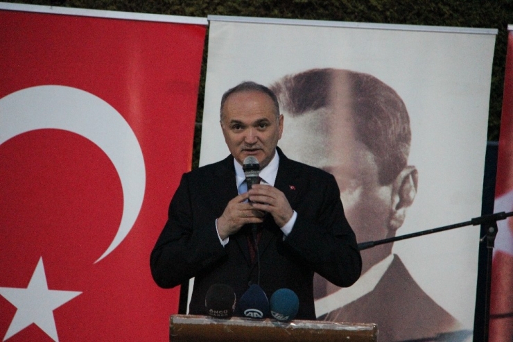 Bakan Özlü: “Biz Yapacaklarımızı, Onlar Yıkacaklarını Konuşuyor”