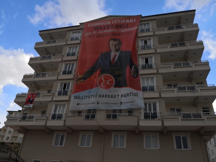 Gaziantep’te Binalar Mhp Bayraklarına Büründü
