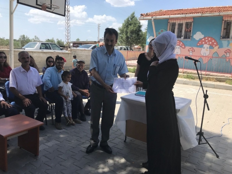 Azimli’nin Kadınlar Azmedip Okuryazar Belgesi Aldı