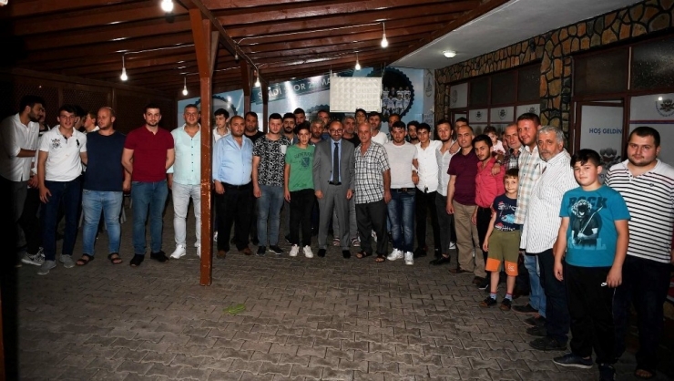 Başkan Üzülmez Gençlerin İftarında