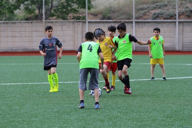 Yaz Futbol Okulu Antrenmanlara Başladı