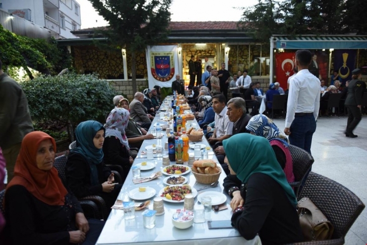 Jandarma Tarafından Şehit Aileleri Ve Gaziler Onuruna İftar Yemeği Verildi