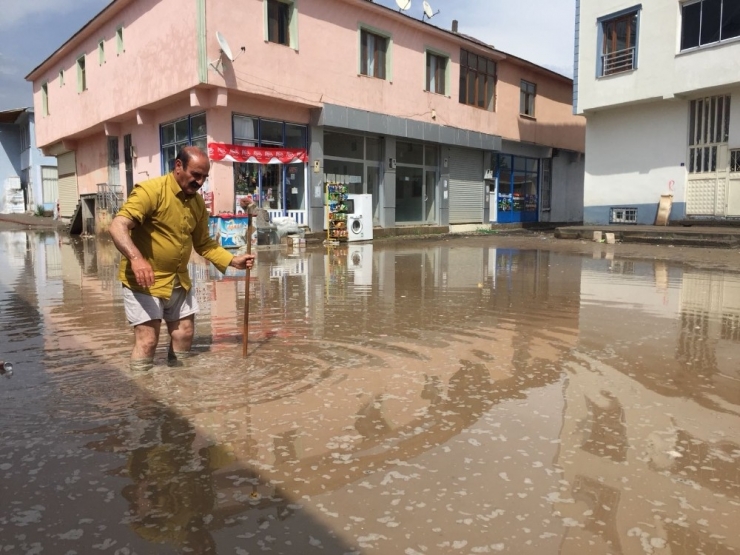 Dükkanına Su Girmesinden Korkan Esnafın Zor Anları