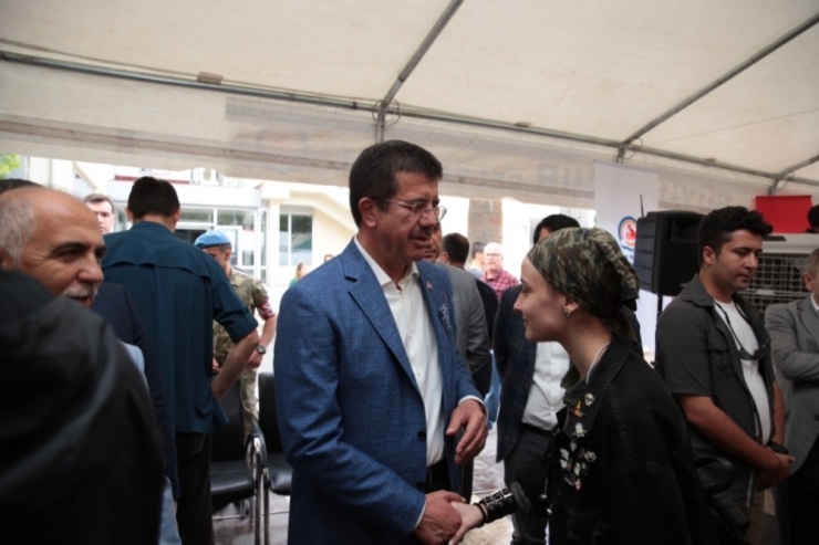 Bakan Zeybekci Memleketi Denizli’de Vatandaşlar İle Bayramlaştı